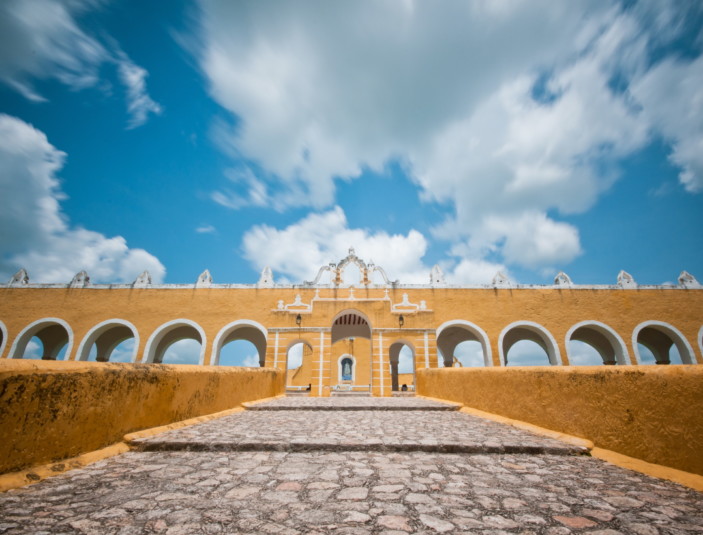 https://yucatantravel.epconsulting.mx/wp-content/uploads/2019/12/Convento_de_Izamal_June_28_2012_n02-scaled-703x535.jpg