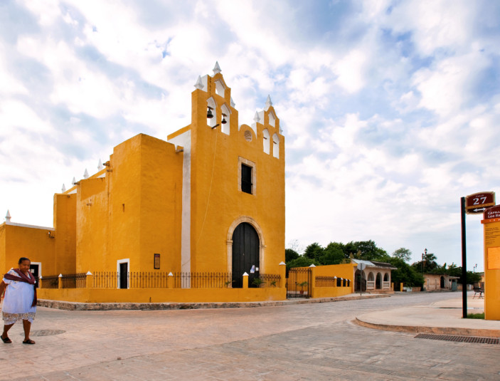 https://yucatantravel.epconsulting.mx/wp-content/uploads/2019/12/Izamal-Ermita-Capilla-DeLosRemedios-Haciendas-Cenotes-Yucatán-Regiones-703x535.jpg