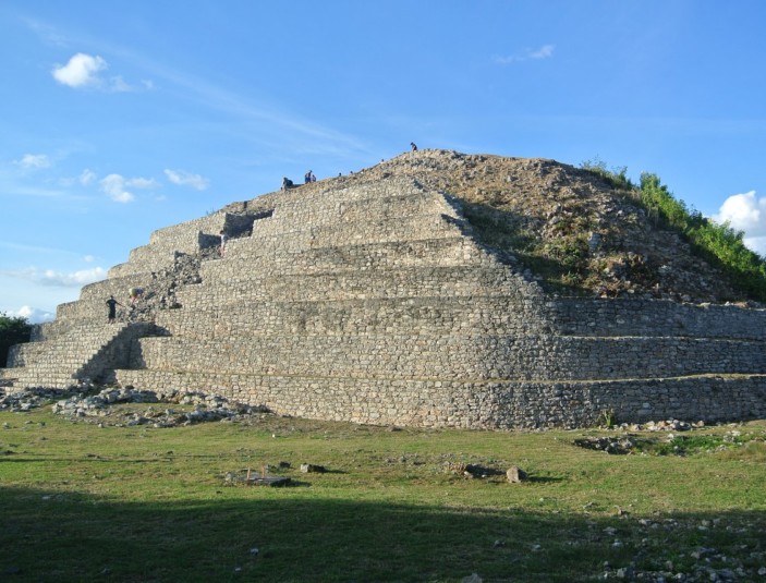 https://yucatantravel.epconsulting.mx/wp-content/uploads/2019/12/Izamal-Kinich-Kakmo-Haciendas-Cenotes-Yucatán-Regiones--703x535.jpg
