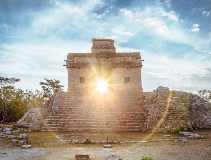 https://yucatantravel.epconsulting.mx/wp-content/uploads/2019/12/Merida-Dzibilchaltun-CasaMuñecas-Yucatan-Regiones-703x535.jpg