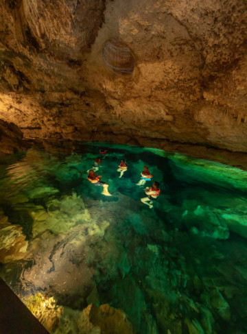 https://yucatantravel.epconsulting.mx/wp-content/uploads/2020/03/Cenotes_y_Haciendas-Hacienda-SotutadePeón-Cenote-DzulHá-Turistas-182-360x487.jpg
