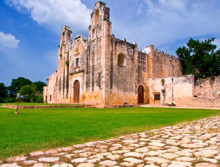 https://yucatantravel.epconsulting.mx/wp-content/uploads/2024/05/ExConvento-de-San-Miguel-Arcángel-Maní-1-703x535.jpg
